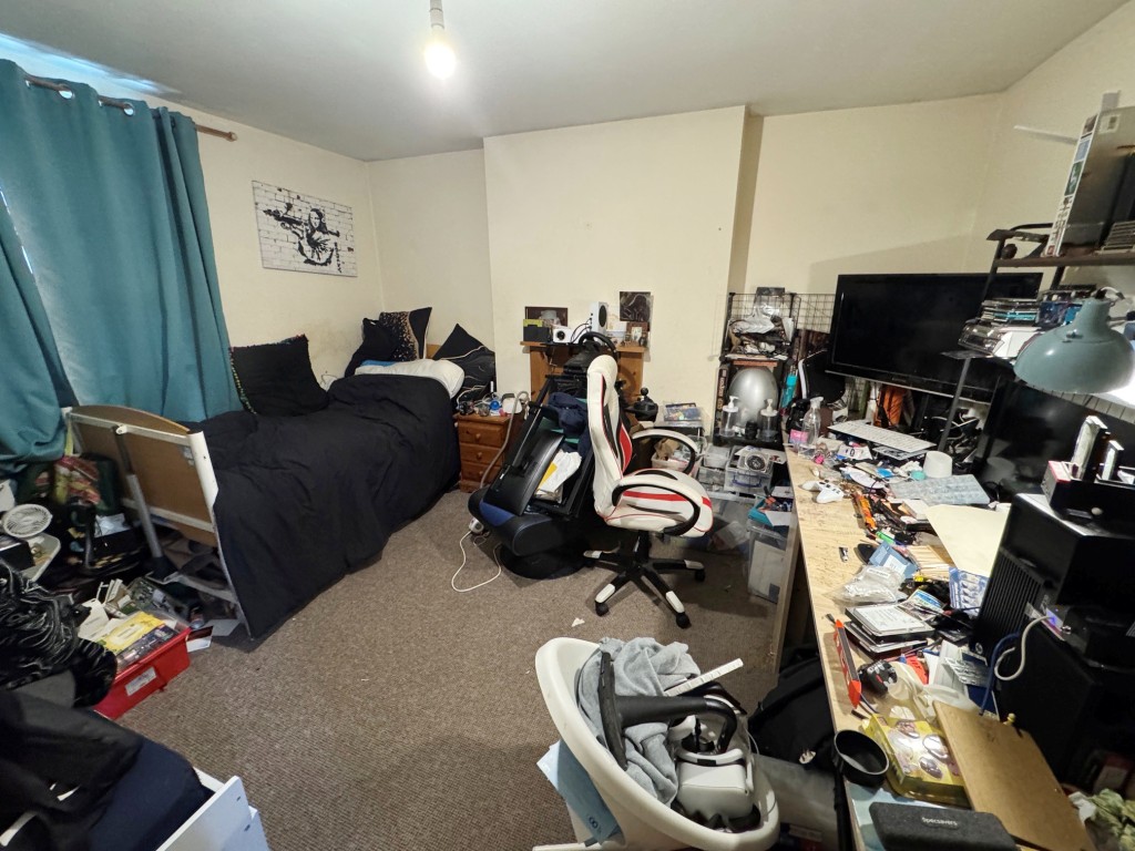 Lot: 36 - FREEHOLD COMMERCIAL AND RESIDENTIAL INVESTMENT - Maisonette - bedroom 1